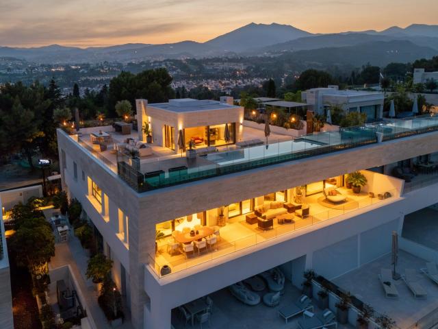 Elevado sobre el perfil urbano, este ático contemporáneo com. 425m² Marbella