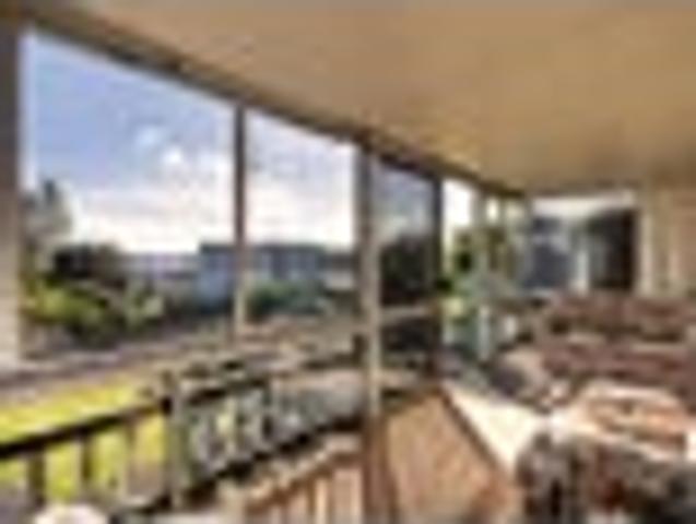 Sunny, spacious + views