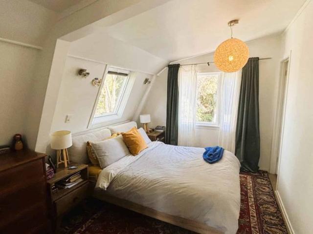 Elevated home, sunlit and peaceful AWD/4WD v.