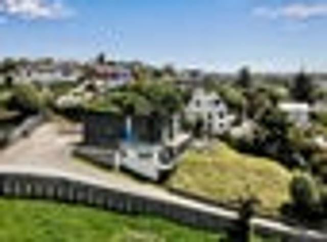 Elevated Mornington home with panoramic views