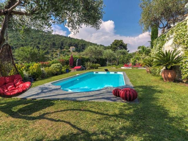 Élégant mas provençal avec un sublime jardin et piscine !