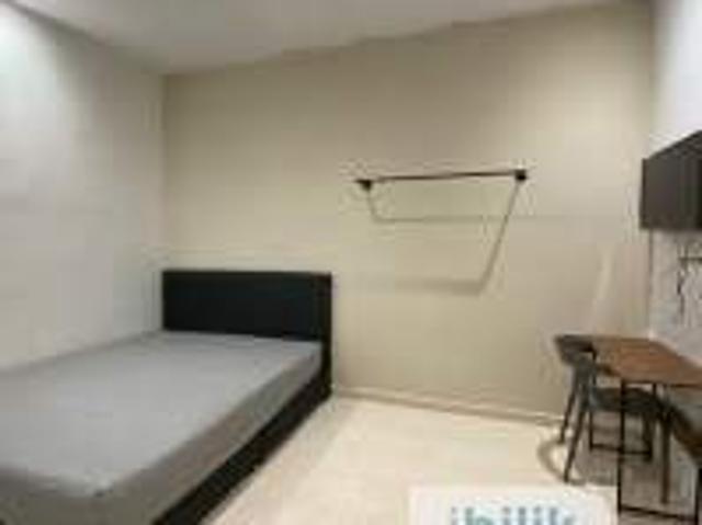 Elegant Medium Room Vacant