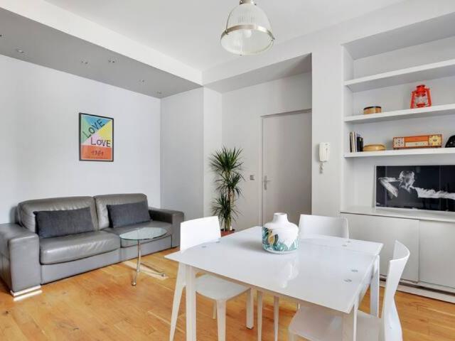 Elegant Modern One Bedroom Apartment – Rue du Colisée, Paris Amsterdam Apartments for Rent