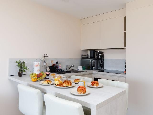 Elegant One Bedroom with Sea View, Balcony & Whirlpool Bath — 100 m from the Beach, Cannes Amsterdam Apartments for Rent