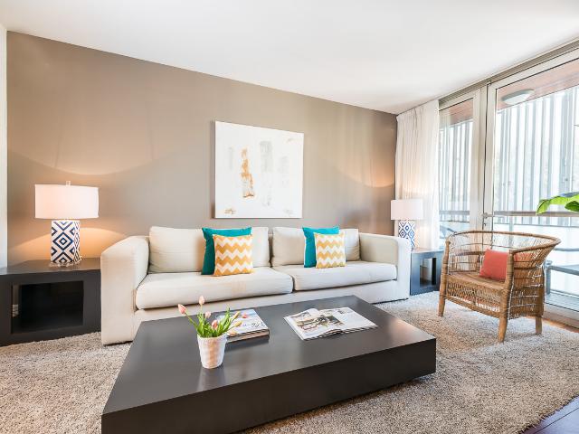 Elegant and bright apartment with pool access