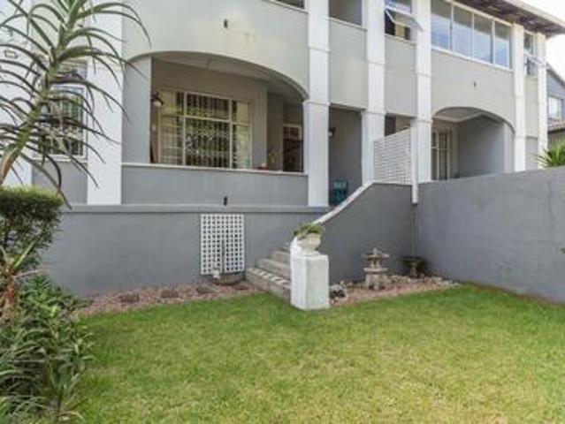 immaculate 2 bed 2 bath townhouse !