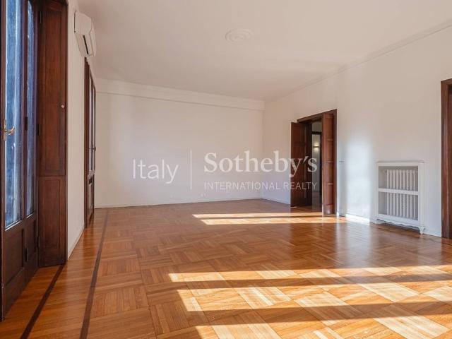Elegant and Spacious Apartment in the Porta Nuova District