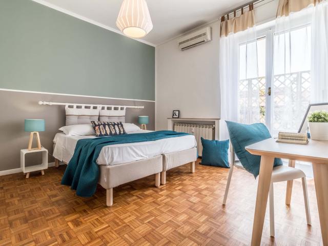 Elegant and spacious one bedroom apartment with terrace in Milan
