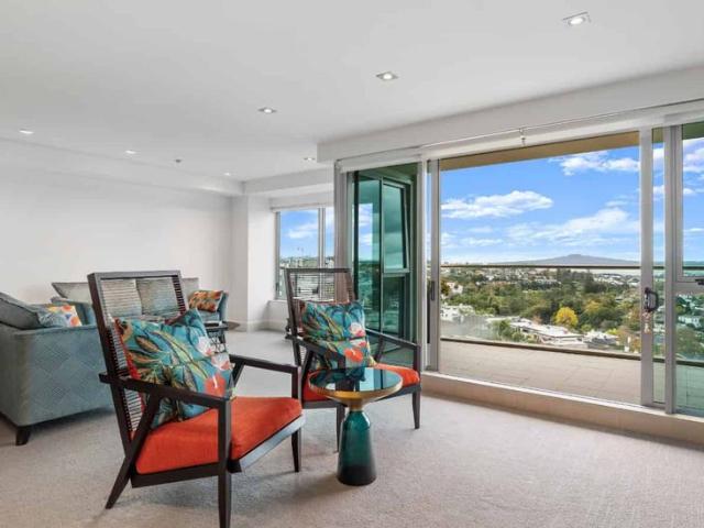 Elegant Apartment: 2 Bedroom Plus Large Office with Panoramic Views