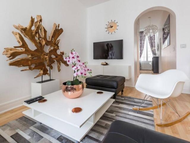 Elegant apartment in a traditional Parisian building with 2 separate bedrooms, 2 minutes from the Louvre Quiet, exclusive neighborhood, Paris Amsterdam Apartments for Rent