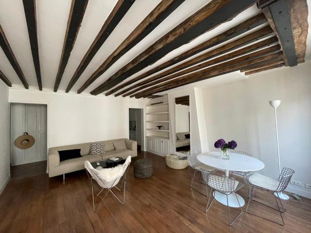 Elegant Apartment on Iconic Rue de Verneuil, Paris 7