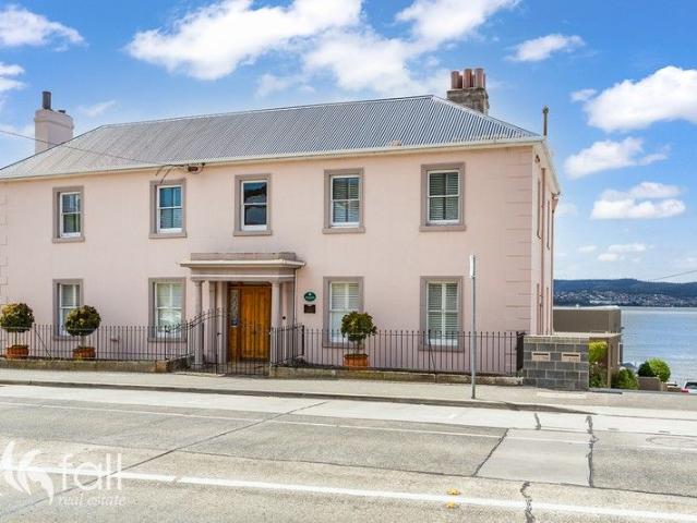 Elegant Apartment Prestige Location Beach Nearby