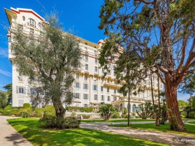Elégant appartement 5 pièces dans un Palais historique, cœur de