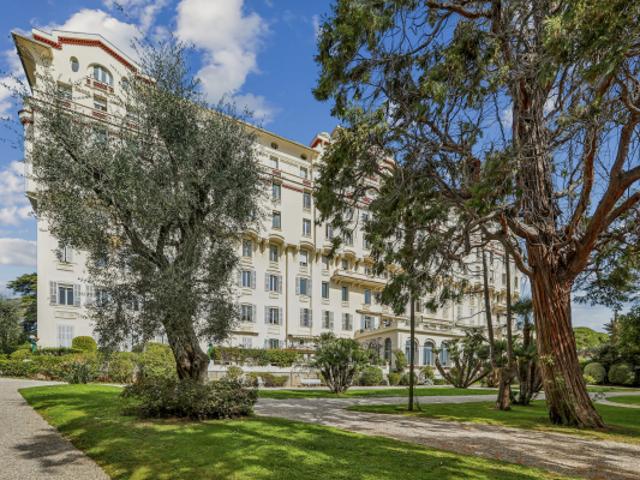 Elégant appartement 5 pièces dans un Palais historique, cœur de