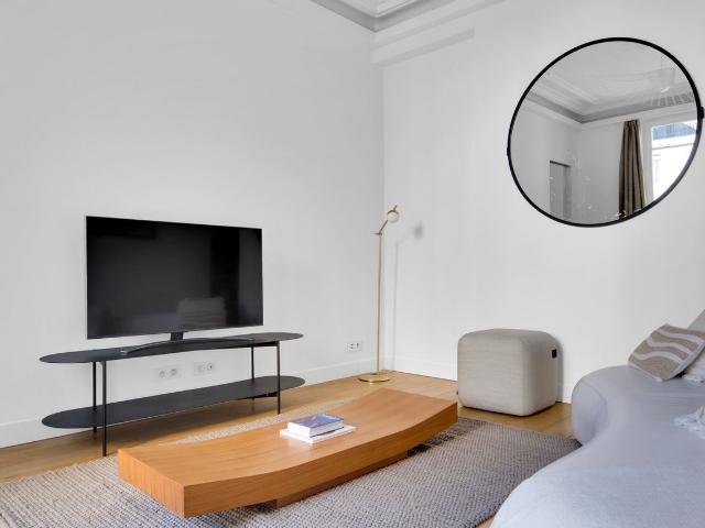 Elegant Champs Élysées One Bedroom Retreat, Paris Amsterdam Apartments for Rent