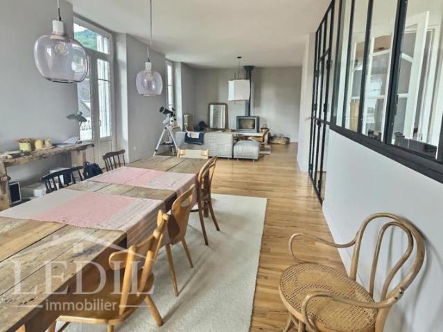 Élégant duplex de caractère avec terrasse et vue sur les montagnes