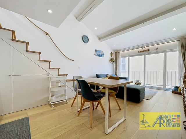 Élégant duplex en mezzanine dans le Vieil Antibes
