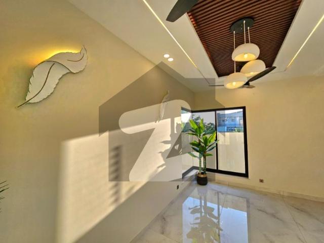 Corner 1 Kanal Elegant Design House Near Family Bee Park DHA Defence Phase 2