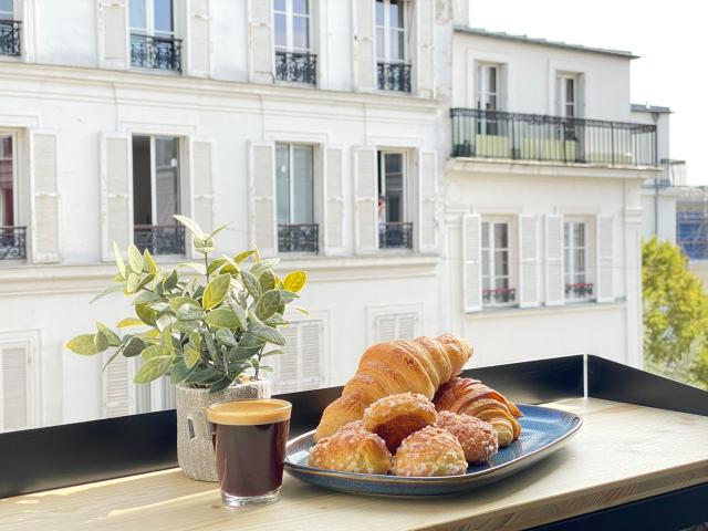 Elegant Designer Apartment in the Heart of Montmartre – Bright & Fully Furnished, Paris Amsterdam Apartments for Rent