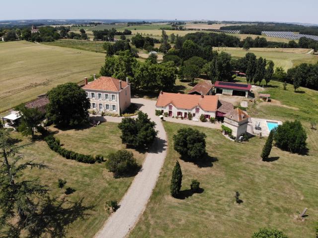 Élégant Domaine Équestre avec Maison de Maître, Deux Gîtes 354m² Condom