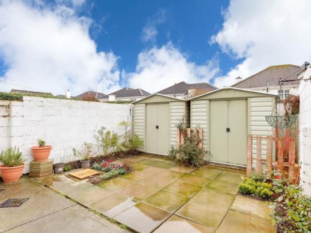 Elegant double bedroom in Whitehall