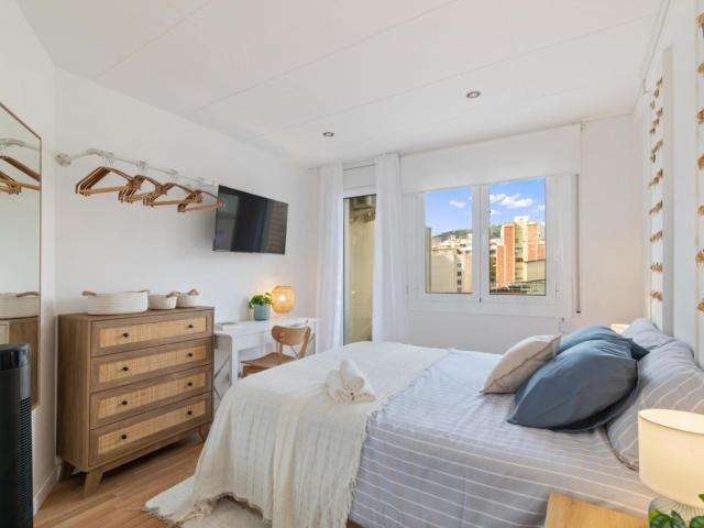 Elegant double bedroom with a terrace, in El Camp de l'Arpa del Clot