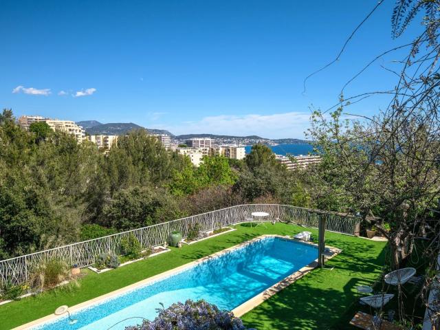 Elegant family villa set in a peaceful and privileged enviro. 170m² Nice
