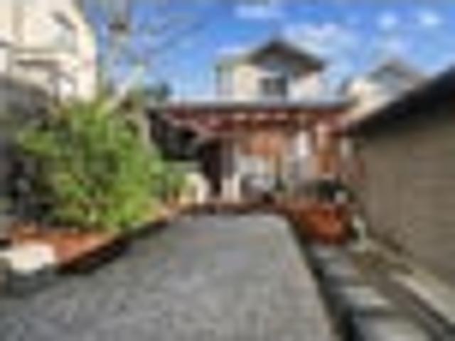 Elegant Family Home In Botany College Zone