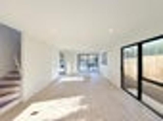 Elegant Family Living in the Quiet Prime Location
