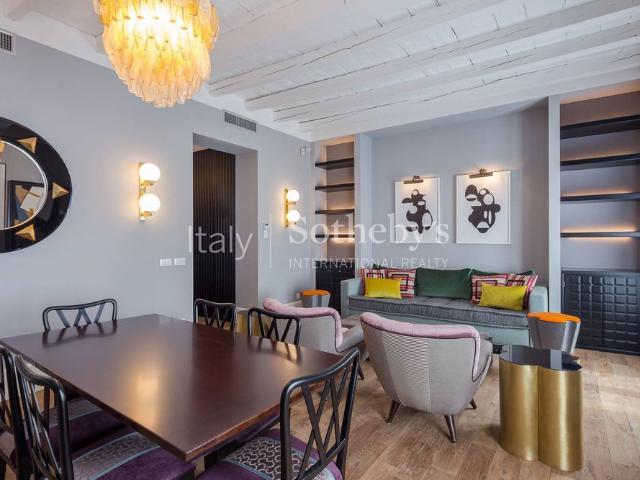 Elegant high end apartment in the Quadrilatero district