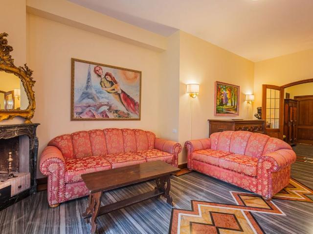 Elegant Hillside Bologna Apartment with Private Garden, Bologna Amsterdam Apartments for Rent