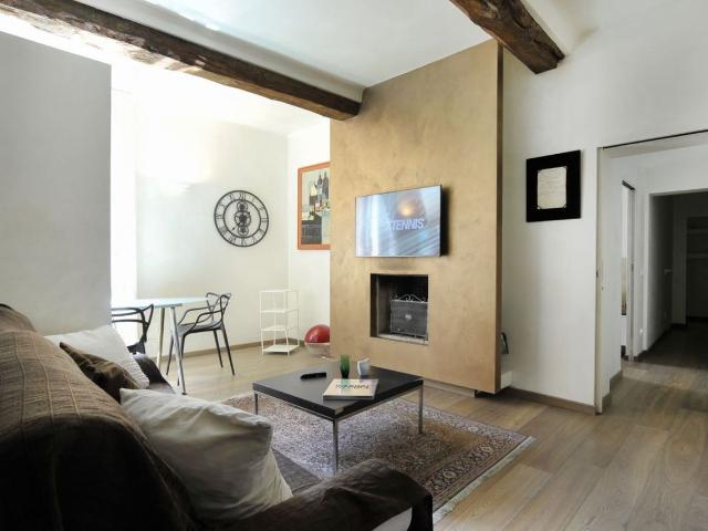 Elegant Historic Apartment in Bologna Center, Bologna Amsterdam Apartments for Rent