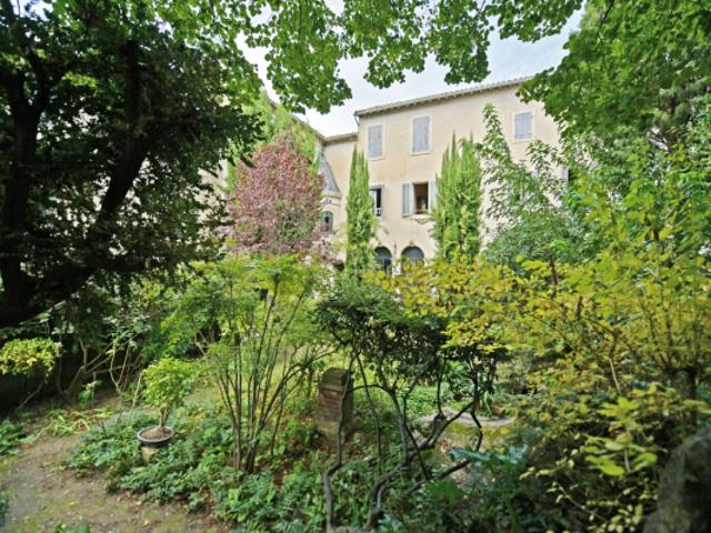 Elégant hôtel particulier Renaissance à rénover au centre de l'Isle sur la Sorgue