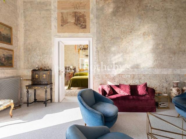Elegant panoramic penthouse with terrace in the Chiaia area