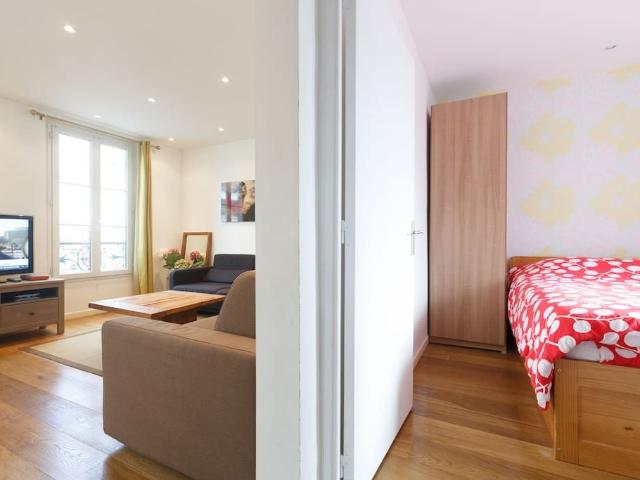 Elegant Parisian Apartment Near the Eiffel Tower, Paris Amsterdam Apartments for Rent