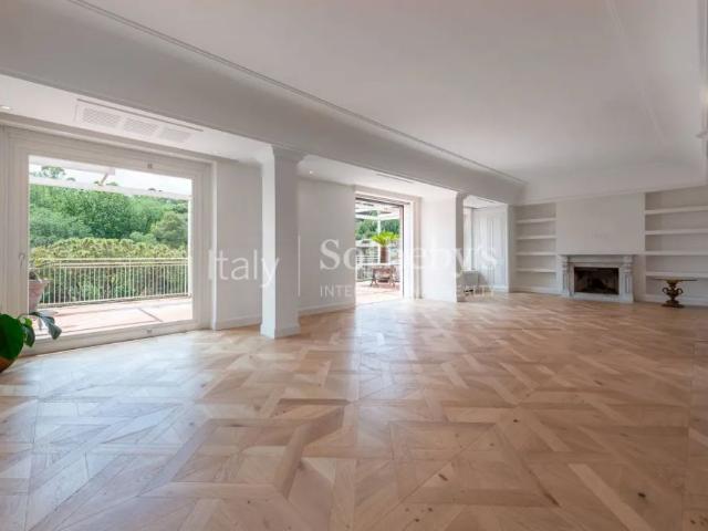 Elegant penthouse with large terraces in Colli della Farnesina