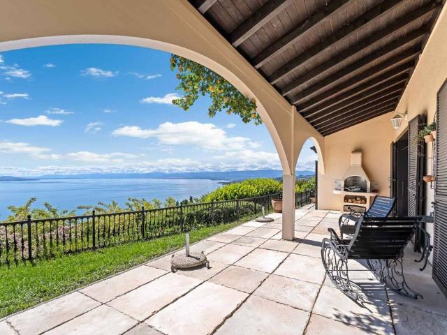 Elegant Provençal villa with pool and panoramic view of Lake Geneva and the Alps