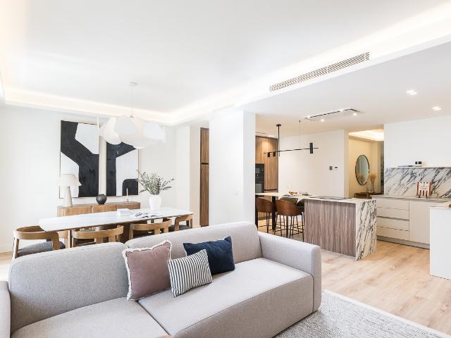 Elegant renovated 3 bedroom apartment with home office in Barrio de Goya