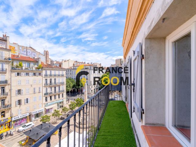 Elegant renovated 3 bedroom apartment 79 m² — Terrace and balcony — Marseille city center