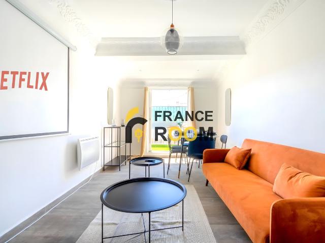 Elegant renovated 3 bedroom apartment 79 m² — Terrace and balcony — Marseille city center, Marseille Amsterdam Apartments for Rent