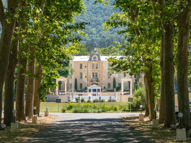 Élégant studio au sein d’un château du XIXe siècle avec parc, piscine et vue Mont Ventoux