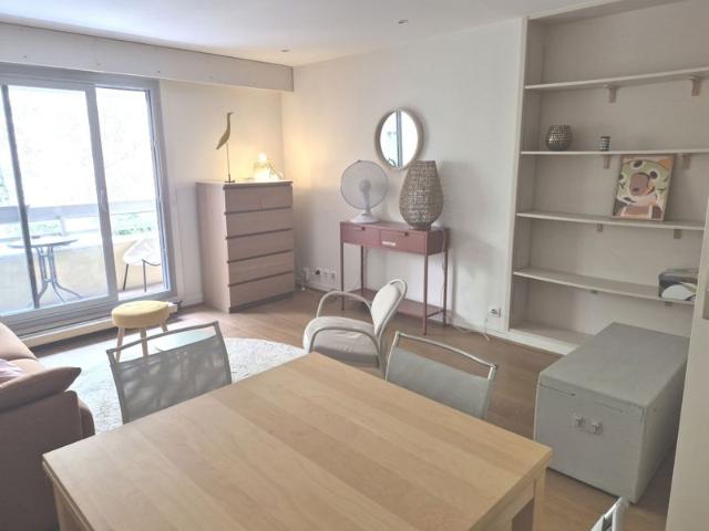 Elegant studio meuble terrasse 75012 Paris Allée des Verge