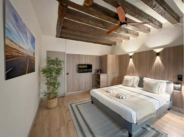 Elegant studio steps away from iconic landmarks