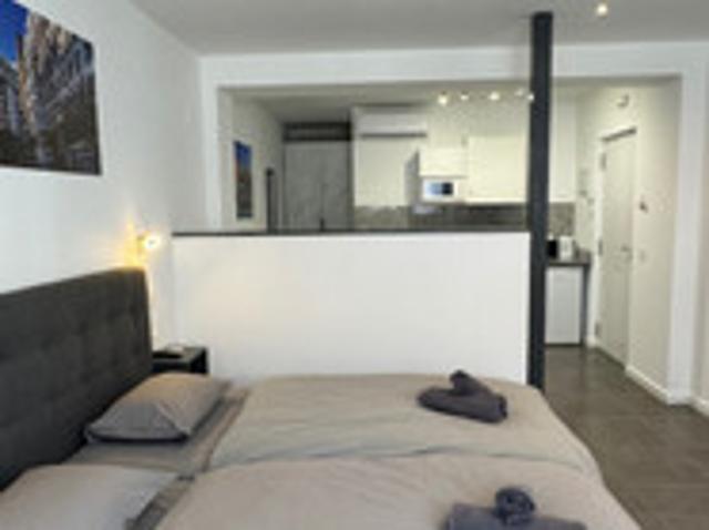 Elegant Studio + Street View Balcony 44