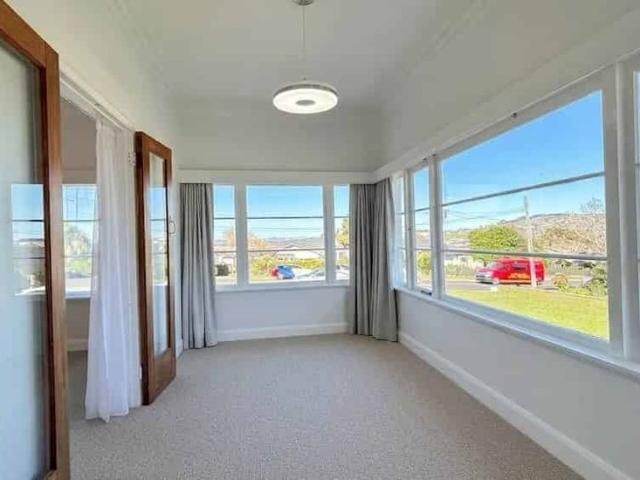 Elegant Three Bedroom Family Home Near Pukekoh.