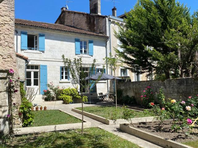Elegant Townhouse en Pierre Rénové avec Jardin au Cœur de Br. 104m² Brantôme