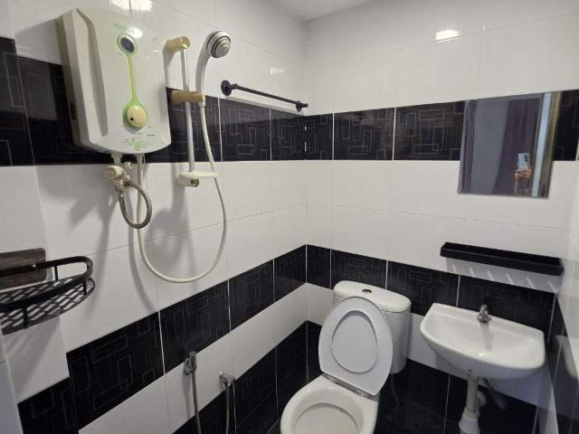 Elegant Vacant Room, at Seri Kembangan Queen Size bed, Near MRT and Eateries, Private Bathroom R208