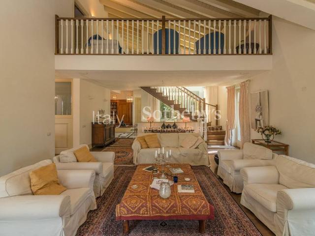 Elegant villa with pool on the Lombardy side of Lake Maggiore