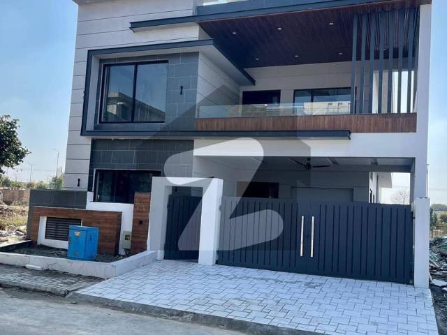 Elegant 10 Marla Luxury House For Rent Prime Location In DHA