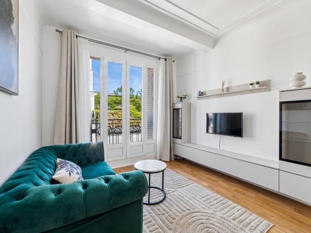 Elegant 1 bedroom apartment with balcony on a high floor, newly renovated in the Heart of Auteuil Village Metro Line 9